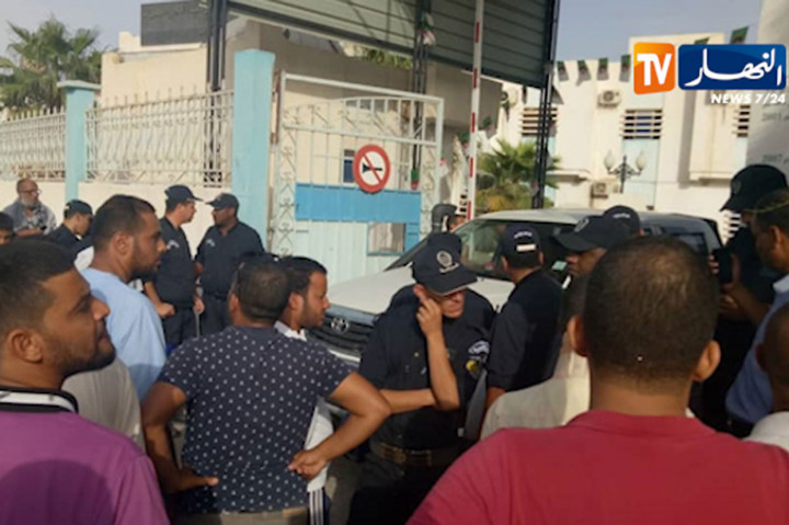 Warga Oued Souf melakukan protes atas musibah kebakaran tersebut di luar rumah sakit bersalin, sementara pasukan keamanan berjaga-jaga untuk menjaga hal-hal yang tidak diinginkan.