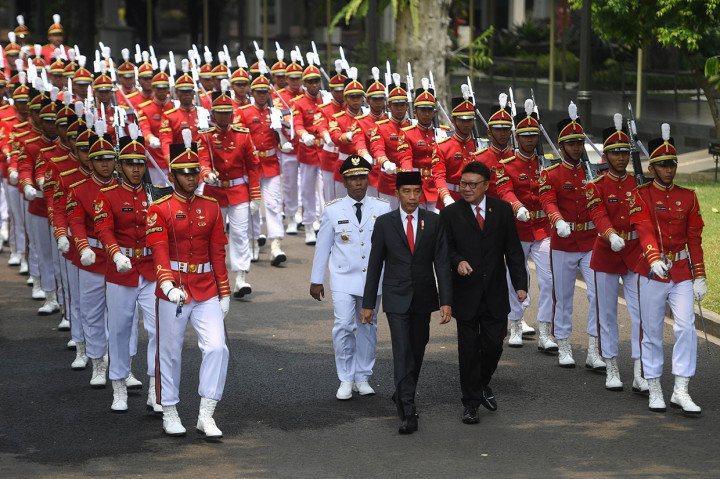 Sebelum pelantikan, Jokowi terlebih dahulu menyerahkan Keppres kepada Dedy di Istana Merdeka. Usai penyerahan Keppres, Jokowi bersama Mendagri Tjahjo Kumolo dan Dedy melakukan prosesi kirab dari Istana Merdeka menuju Istana Negara.