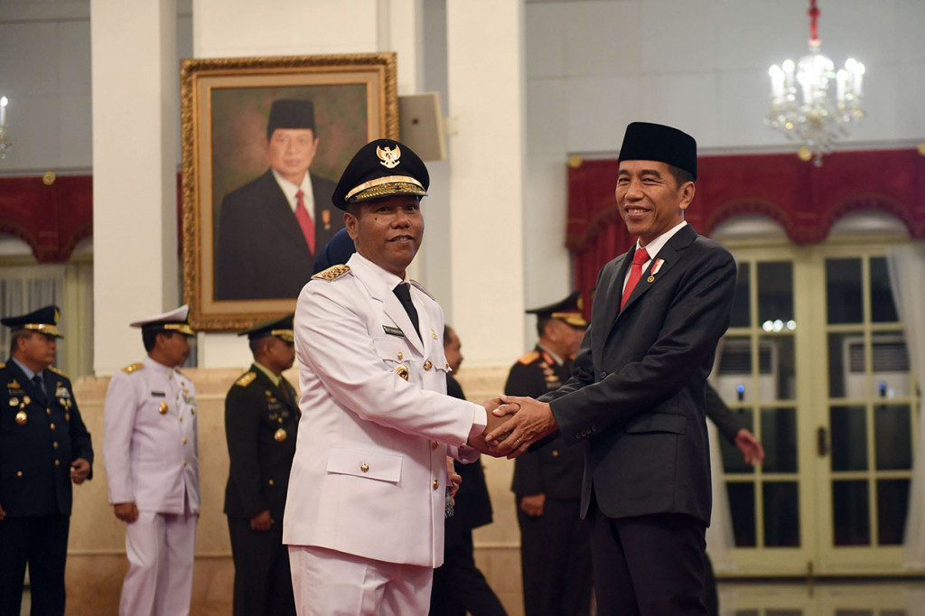 Jokowi memberikan ucapan selamat kepada Dedy usai pelantikannya sebagai Wagub Bengkulu.