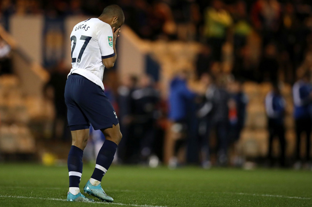 Gelandang Tottenham Hotspur Lucas Moura tidak dapat menyembunyikan kekecewaan usai gagal menjalankan tugasnya sebagai esekutor saat adu penalti di babak ketiga Piala Liga Inggris 2019-2020 melawan tim divisi dua Colchester United, di Stadion Colchester Community, Rabu, 25 September 2019 dini hari WIB.