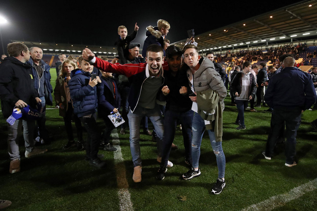 Keberhasilan Colchester United melaju ke babak 16 besar Piala Liga Inggris disambut suka cita para pendukungnya.