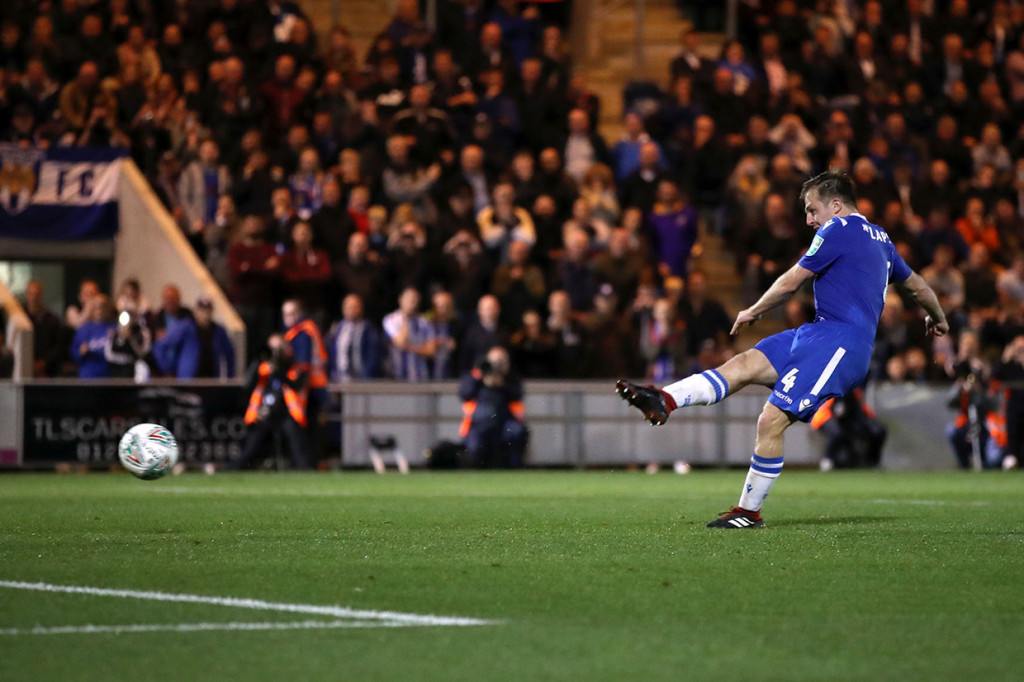 Gelandang Tom Lapslie menjadi penendang terakhir timnya pada adu penalti melawan Tottenham Hotspur di babak ketiga Piala Liga Inggris 2019-2020.