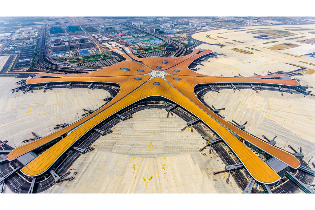 Terletak 46 kilometer (29 mil) selatan Lapangan Tiananmen, bandara berbentuk bintang laut tersebut akan beroperasi dengan kapasitas penuh pada 2040 mendatang, dengan delapan landasan pacu dan berpotensi menampung 100 juta penumpang per tahun.