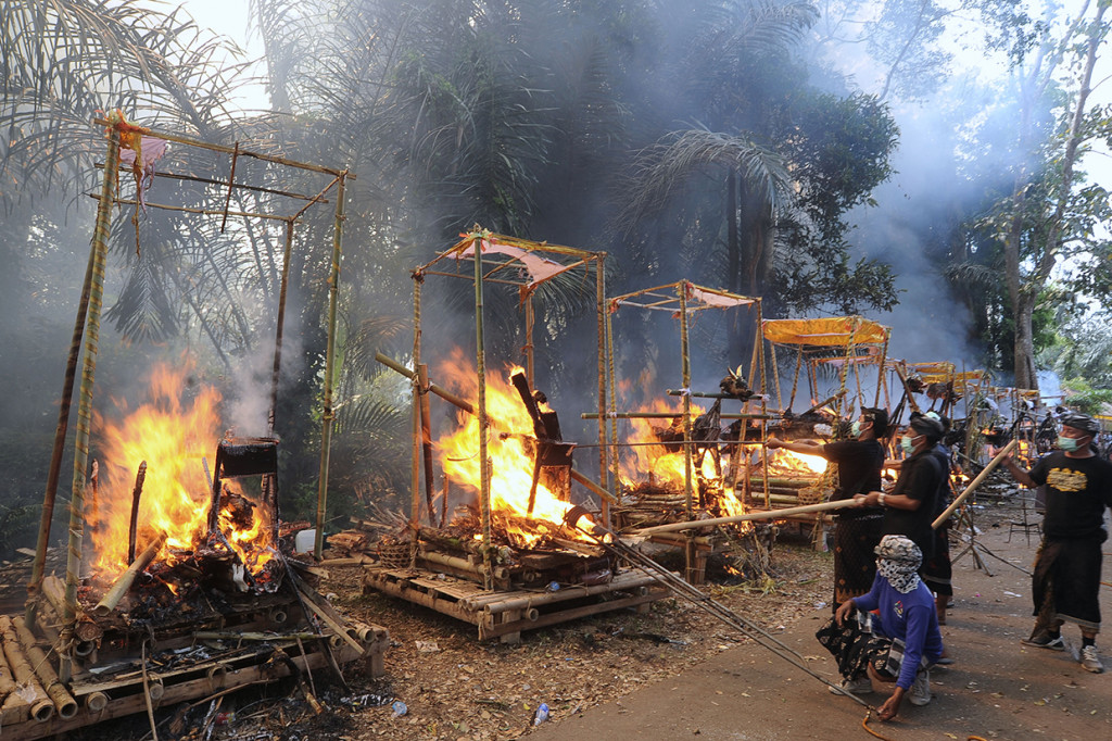 Ritual Ngaben massal tersebut melibatkan ratusan orang untuk mendoakan sekaligus memberikan penghormatan terakhir bagi 59 jasad warga setempat yang dikremasi. 
