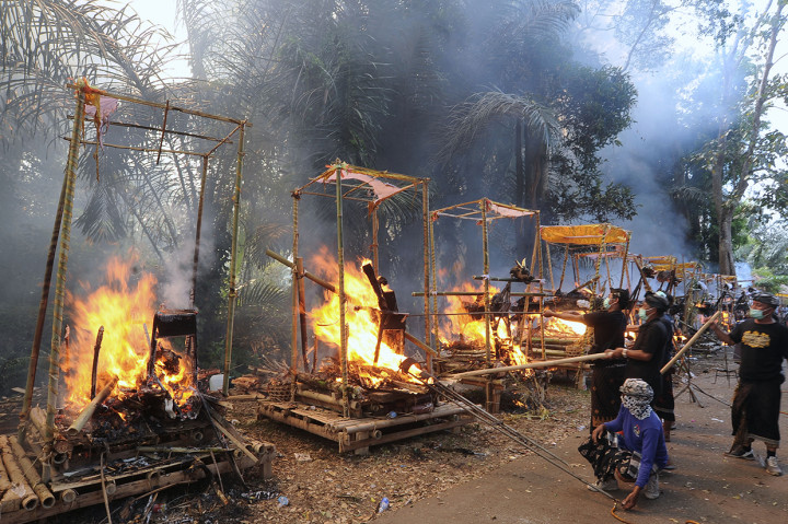 Ritual Ngaben massal tersebut melibatkan ratusan orang untuk mendoakan sekaligus memberikan penghormatan terakhir bagi 59 jasad warga setempat yang dikremasi. 
