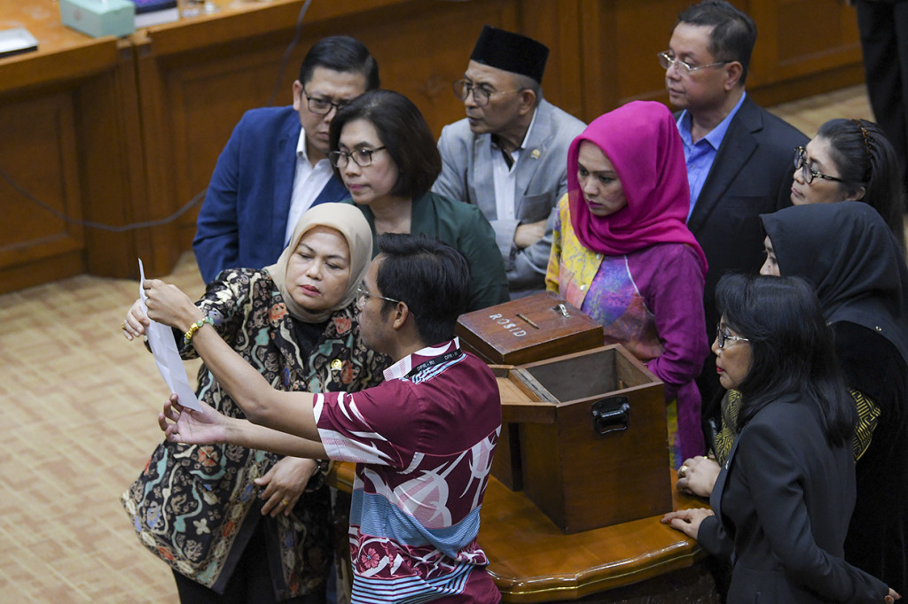 Anggota komisi XI DPR melakukan voting saat proses pemilihan calon Pimpinan Badan Pemeriksa Keuangan (BPK) di ruang rapat Komisi XI DPR, Kompleks Parlemen Senayan, Jakarta.