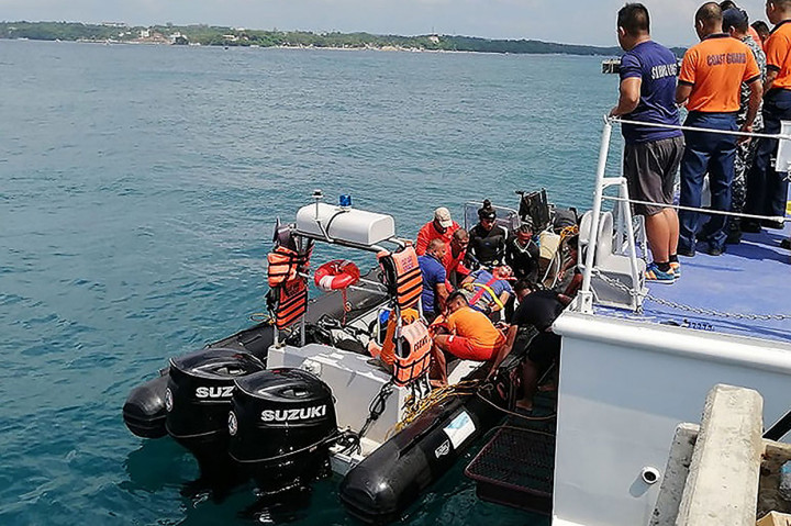 Tim penyelamat mengevakuasi korban tenggelamnya perahu naga ke Pelabuhan Caticlan Jetty, lokasi yang berdekatan dengan tempat kejadian di Pulau Boracay, Filipina, Rabu, 25 September 2019.