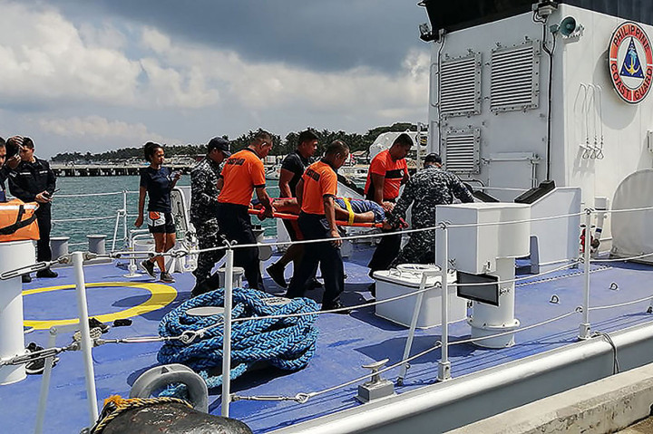 Sedikitnya tujuh atlet perahu naga Filipina tewas setelah perahu yang mereka gunakan untuk berlatih terbalik dihantam gelombang tinggi di Pulau Boracay, Rabu, 25 September 2019. Pulau Boracay merupakan salah satu objek pariwisata paling populer di Filipina.