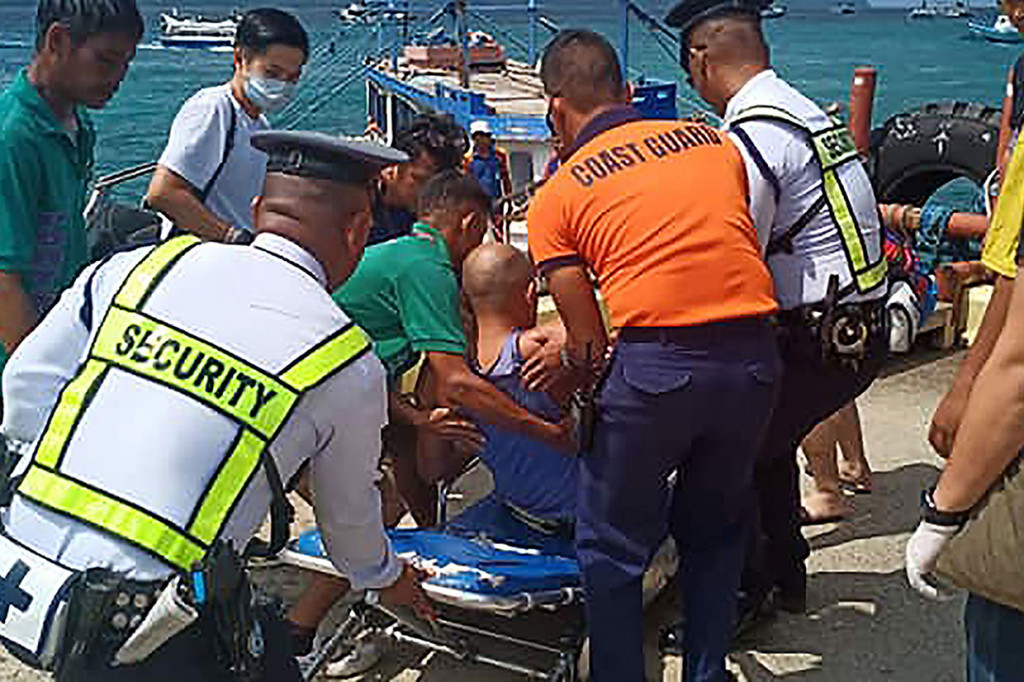 Kecelakaan terjadi saat para atlet perahu naga tengah berlatih dan tiba-tiba dihantam gelombang tinggi ke arah pantai dan membalikkan perahu. 