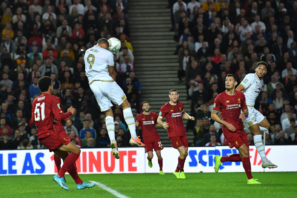 Tuan rumah juga sesekali membahayakan jala Liverpool. Salah satunya lewat tandukan Jordan Bowery, namun sayang masih melenceng. Skor 1-0 bertahan hingga jeda.