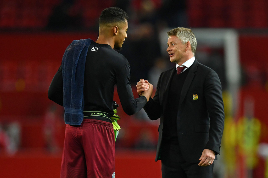 MU bersusah payah untuk melaju ke babak 16 besar Piala Liga Inggris. Setan merah harus melalui babak adu penalti untuk menundukkan tim divisi ketiga (League One) Rochdale 5-3 (1-1) pada babak ketiga yang digelar di Stadion Old Trafford, Kamis, 26 September 2019 dini hari WIB.