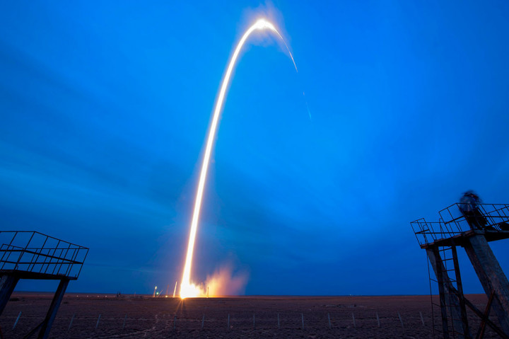Pesawat ruang angkasa Soyuz MS-15 dengan tiga awak pesawat Ekspedisi 61 Jessica Meir dari NASA, Oleg Skripochka dari Roscosmos, dan Hazzaa Ali Almansoori dari Uni Emirat Arab meluncur ke Stasiun Luar Angkasa Internasional (ISS) dari Kosmodrom Baikonur di Kazakhstan, Rabu, 25 September 2019 waktu setempat.