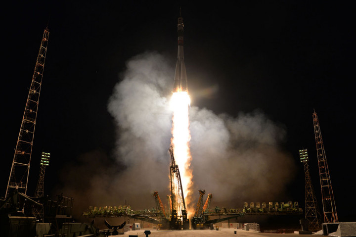 Roket Rusia yang membawa tiga anggota awak - termasuk Hazzaa al-Mansoori dari Uni Emirat Arab - tersebut lepas landas sesuai jadwal pada pukul 13:57 GMT. Mansoori, 35, didampingi Oleg Skripochka dari Rusia dan astronot NASA Jessica Meir.