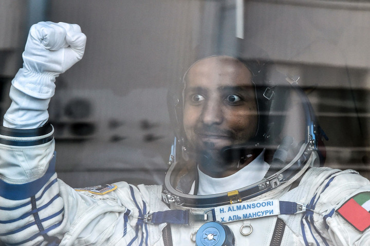 Hazzaa al-Mansoori menjadi orang UEA sekaligus Arab pertama yang terbang ke ISS, tetapi bukan Muslim pertama. Dia terlihat menujukkan tinjunya ke udara sebelum peluncuran.