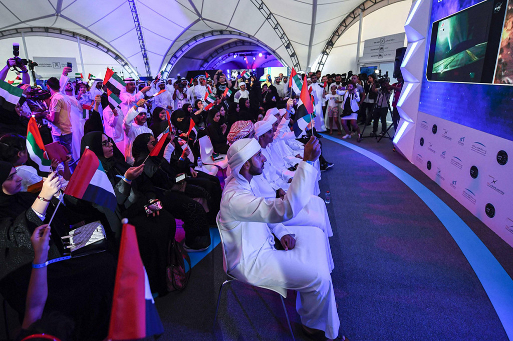 Di Dubai, puluhan orang berkumpul di Pusat Luar Angkasa Mohammed Bin Rashid untuk menyaksikan peluncuran tersebut, kemudian bersorak dan menjuluki Mansoori sebagai pahlawan nasional. Beberapa di antara mereka membawa bendera UEA.