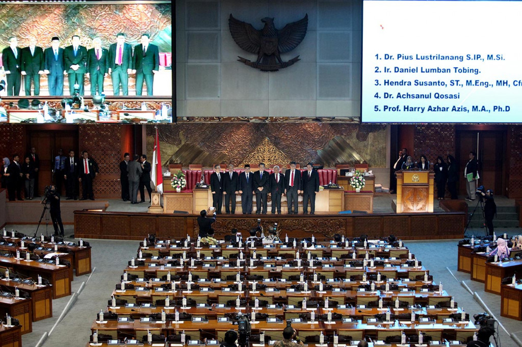 DPR mensahkan lima anggota BPK terpilih antara lain Pius Lustrilanang, Daniel Lumban Tobing, Hendra Susanto, Achsanul Qosasi dan Harry Azhar Azis dalam rapat paripurna setelah menjalani uji kelayakan dan kepatutan di Komisi XI.
