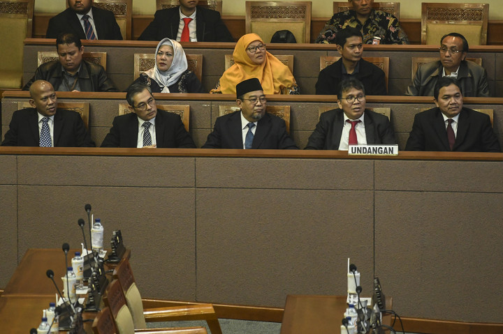 Anggota BPK terpilih (dari kiri) Pius Lustrilanang, Hendra Susanto, Harry Azhar Azis, Daniel Lumban Tobing, dan Achsanul Qosasi menghadiri Rapat Paripurna ke-11 DPR Masa Persidangan I Tahun Sidang 2019-2020 di Kompleks Parlemen Senayan, Jakarta.