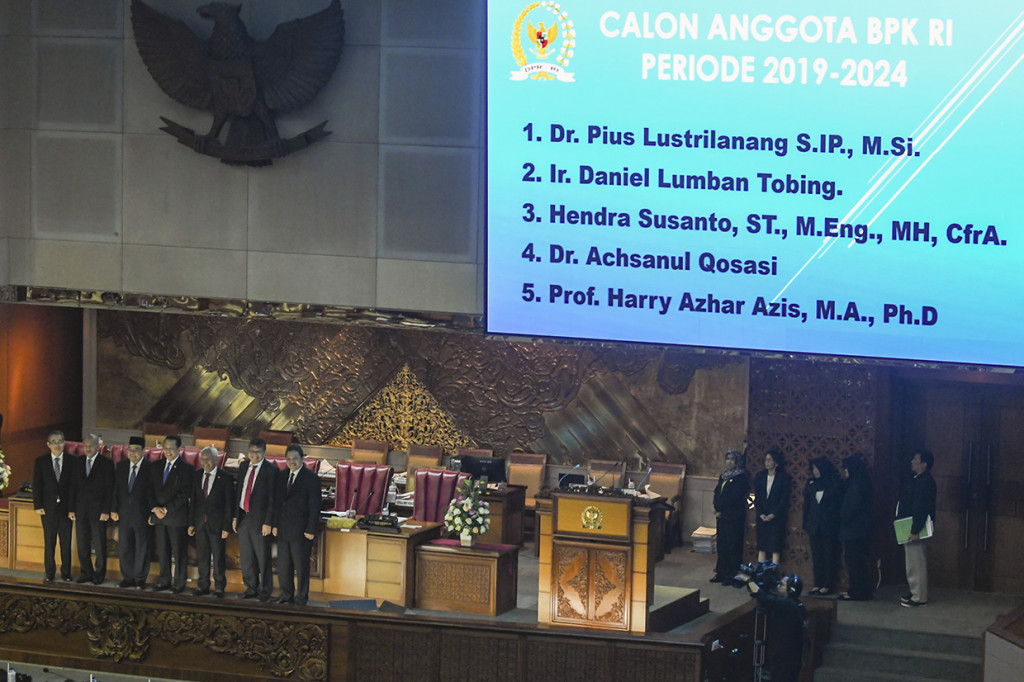 DPR mensahkan lima anggota BPK terpilih antara lain Pius Lustrilanang, Daniel Lumban Tobing, Hendra Susanto, Achsanul Qosasi dan Harry Azhar Azis dalam rapat paripurna setelah menjalani uji kelayakan dan kepatutan di Komisi XI.
