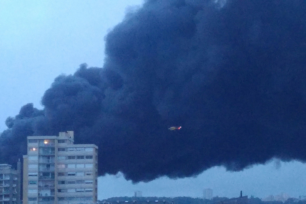 Asap hitam mengepul setelah kebakaran hebat terjadi di sebuah pabrik kimia di kota Rouen, Prancis utara.