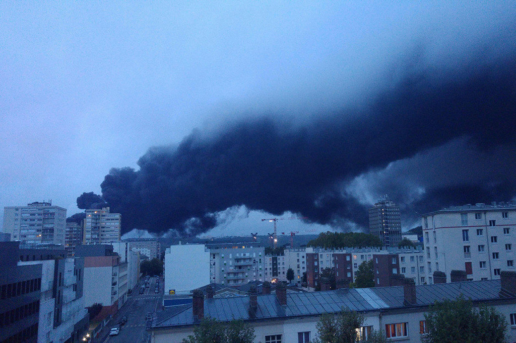 Akibat kejadian ini, pihak berwenang menutup sekolah dan mengimbau masyarakat untuk tidak keluar rumah.
