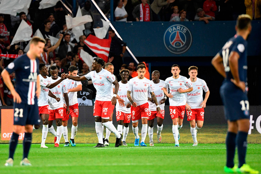 Juara Ligue 1 yang kehabisan pemain karena gelombang cedera, tetap di puncak klasemen dengan 15 poin dari tujuh pertandingan. PSG mengalami kekalahan kedua kalinya musim ini setelah sebelumnya ditundukkan Rennes bulan lalu. Itu adalah kekalahan kandang pertama PSG di liga sejak takluk 0-2 di tangan Rennes pada Mei 2018, mengakhiri rekor 22 pertandingan tak terkalahkan di Parc.