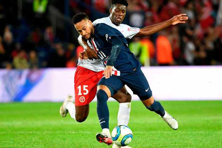 Neymar, yang mencetak gol kemenangan akhir di masing-masing dari dua pertandingan Ligue 1 sebelumnya, bermain bersama Eric Maxim Choupo-Moting dan Pablo Sarabia di depan, sementara Edinson Cavani, Kylian Mbappe, dan Mauro Icardi aben karena masih cedera. Pelatih PSG Thomas Tuchel juga dipaksa memainkan lini tengah darurat yang menampilkan bek sayap Juan Bernat, setelah Marco Verratti absen karena menjalani skorsing.