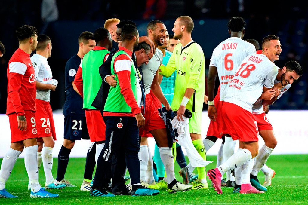 Para pemain Reims merayakan keberhasilan mereka menundukkan tim bertabur bintang PSG.