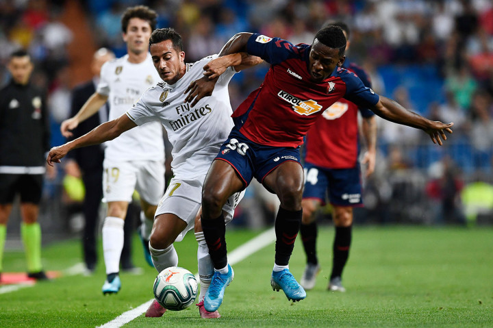 Di menit-menit awal laga, kedua tim bermain imbang dan saling melancarkan serangan.