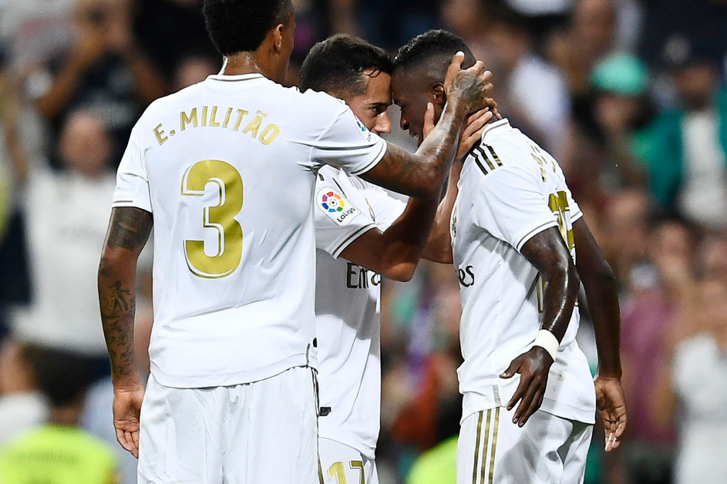 Vinicius Junior, yang telah mengalami beberapa bulan yang sulit, memecah kebuntuan pada menit ke-36 lewat tembakan melengkung dari luar kotak penalti yang menjebol gawang Osasuna. Skor 1-0 bertahan hingga jeda