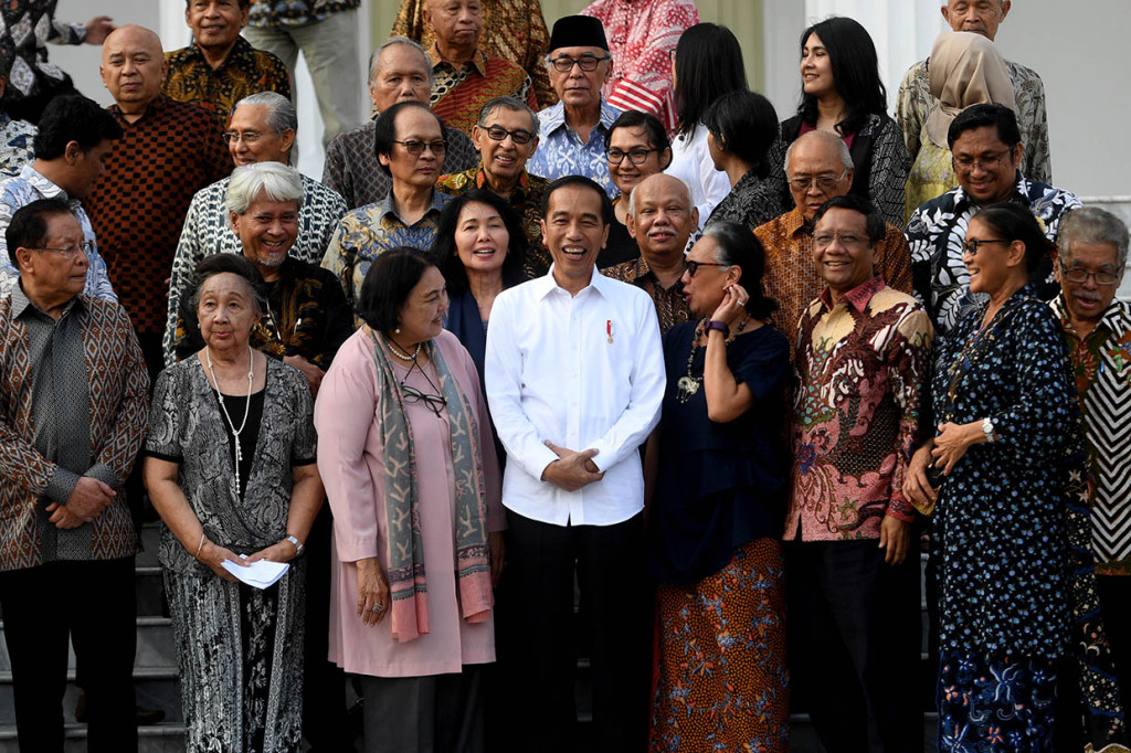 Presiden Joko Widodo (Jokowi) telah menggelar pertemuan dengan tokoh-tokoh nasional di Istana. Pertemuan itu bertujuan membahas berbagai permasalahan, seperti kebakaran hutan dan lahan, permasalahan Papua, dan perihal demonstrasi mahasiswa menolak UU KPK baru-RUU KUHP.