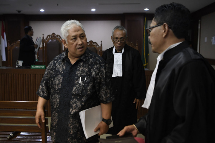 Jaksa Penuntut Umum (JPU) menuntut Managing Director PT Rohde and Schwarz Indonesia tersebut dengan hukuman tiga tahun enam bulan penjara.