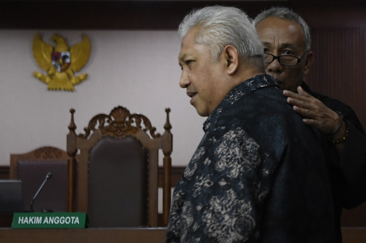 Ia juga dituntut membayar denda sebesar Rp 250 juta subsider 6 bulan kurungan.