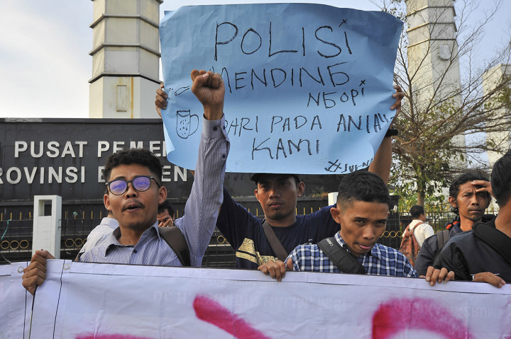Mereka mengecam tindak kekerasan oknum aparat terhadap wartawan yang tengah meliput unjuk rasa dan mendesak Dewan Pers agar bersikap tegas untuk menegakkan prinsip kebebasan pers dan melindungi para jurnalis saat menjalankan tugasnya sesuai hukum yang berlaku.
