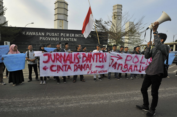 Sejumlah wartawan yang tergabung dalam Wartawan Banten Cinta Damai berunjuk rasa di Puspemprov Banten, di Serang.