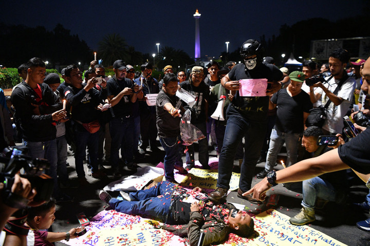 Sejumlah wartawan yang tergabung dalam Wartawan Hitam Jakarta menggelar aksi di seberang Istana Merdeka, Jakarta.