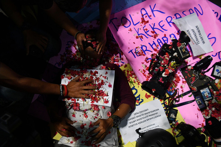 Dalam aksinya mereka mengutuk oknum aparat kepolisian yang telah melakukan kekerasan terhadap sejumlah jurnalis saat meliput unjuk rasa polemik RKUHP beberapa waktu lalu.