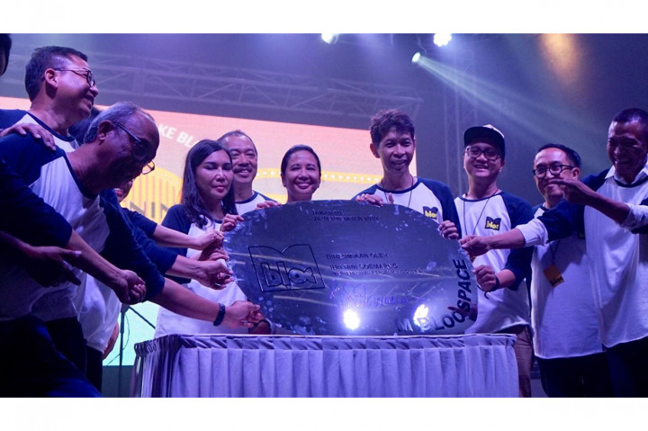 Grand Launching M Bloc diresmikan oleh Menteri BUMN Rini Soemarno dan dimeriahkan oleh penampilan dari Krontjong Toegoe, White House and The Couples Company serta Glenn Fredly.
