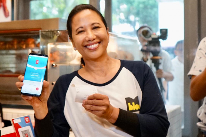 Di bagian depan, pihak M Bloc bekerjasama dengan beberapa pihak untuk membuka gerai makanan dan minuman, sampai toko rilisan fisik musik.
