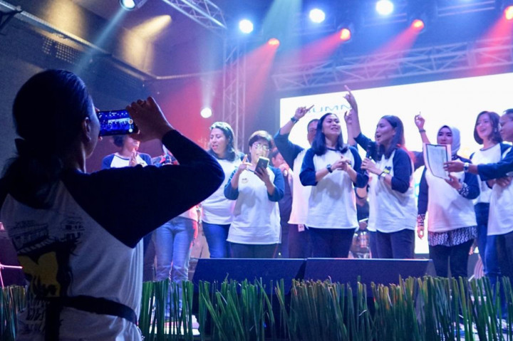 Dalam waktu 4 bulan, kawasan Perum Peruri yang terbengkalai lebih dari dua puluh tahun direnovasi. Akhirnya, sebuah gudang bekas percetakan materai itu kini menjadi area untuk konser. 