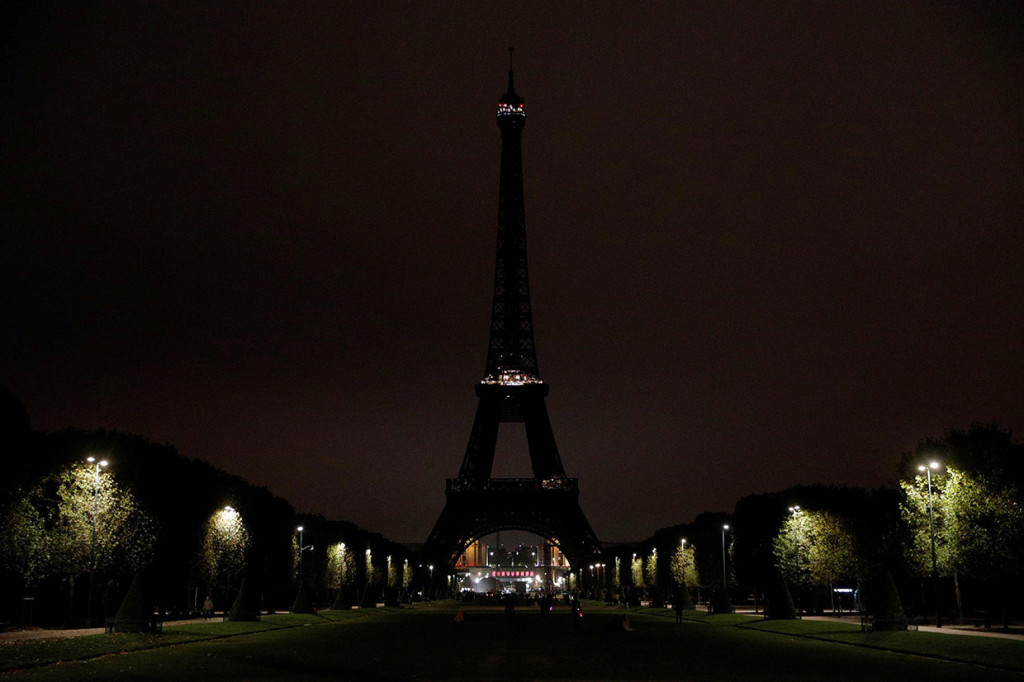 Sementara itu, operator Menara Eiffel mengatakan lampu akan dimatikan mulai 1900 GMT untuk menghormati mendiang Chirac.