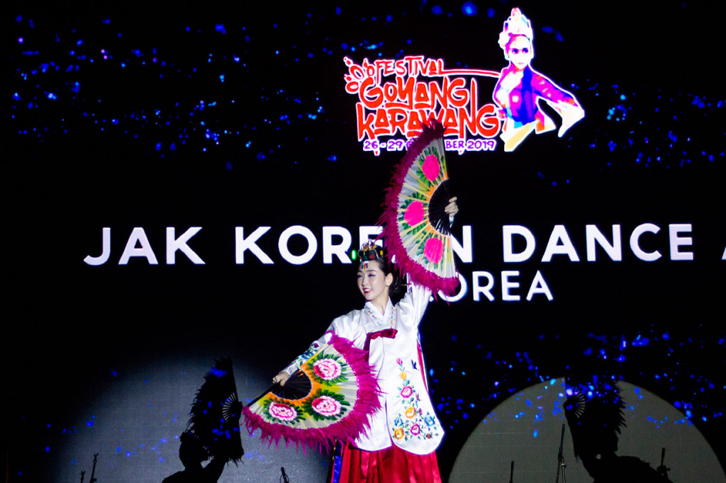 Seniman asal Korea menampilkan tarian 'Jak Korean Dance' saat tampil dalam Festival Goyang Karawang Internasional di Karawang, Jawa Barat, Kamis, 26 September 2019 malam.