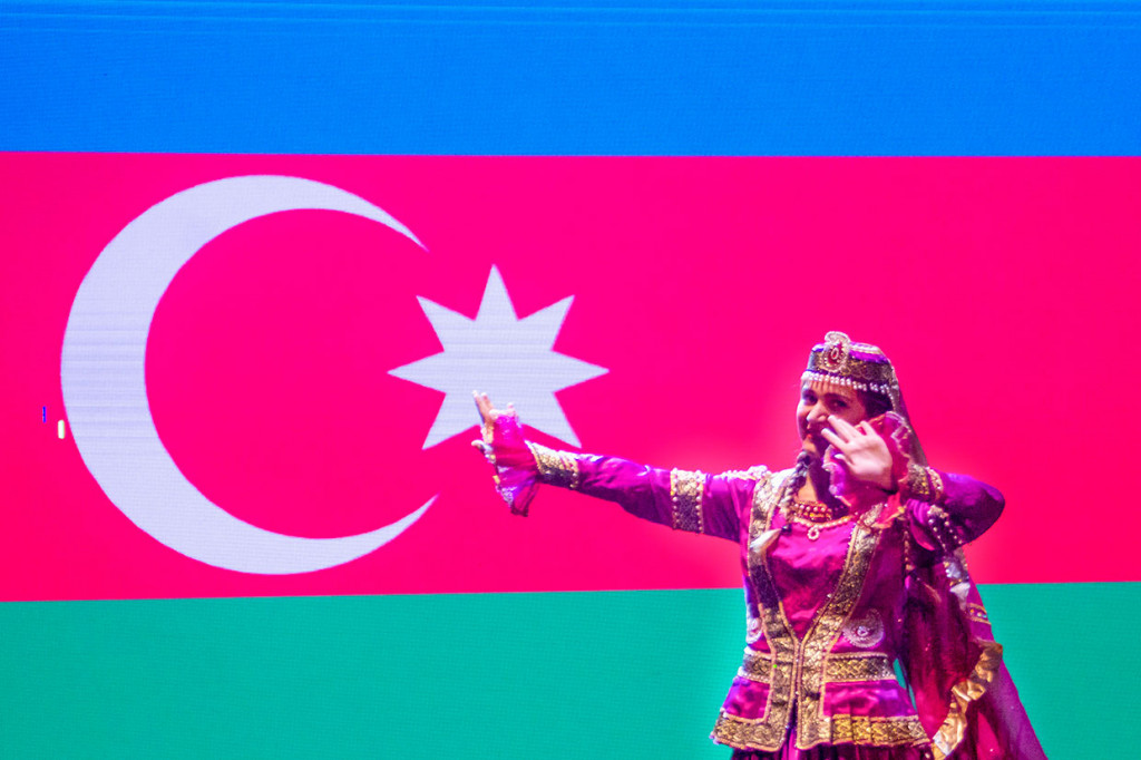 Seniman asal Laos menampilkan tarian 'Khao Niew Sieng Khen' saat mengikuti Festival Goyang Karawang Internasional di Karawang, Jabar.