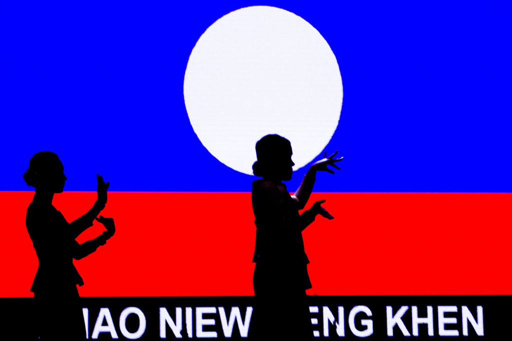 Seniman asal Laos menampilkan tarian 'Khao Niew Sieng Khen' saat mengikuti Festival Goyang Karawang Internasional di Karawang, Jabar.