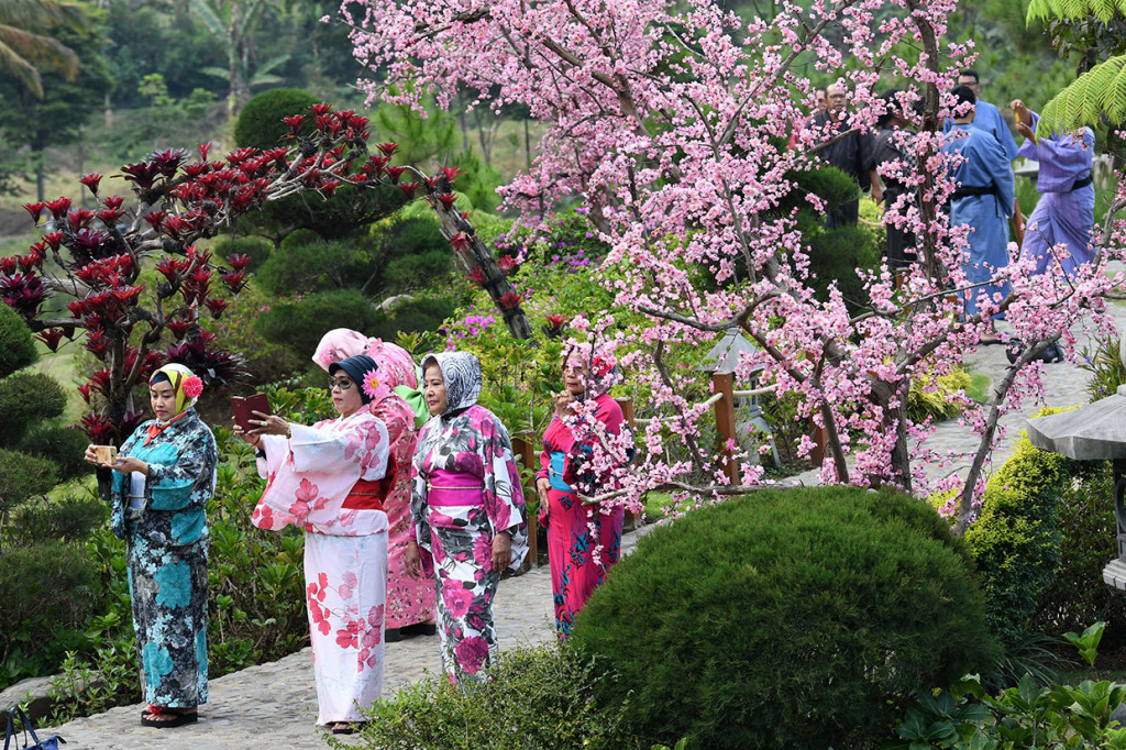 Sejumlah wisatawan berpakaian yukata khas Jepang berfoto di The Onsen Hot Spring, Kota Batu, Jawa Timur, Kamis, 26 September 2019.