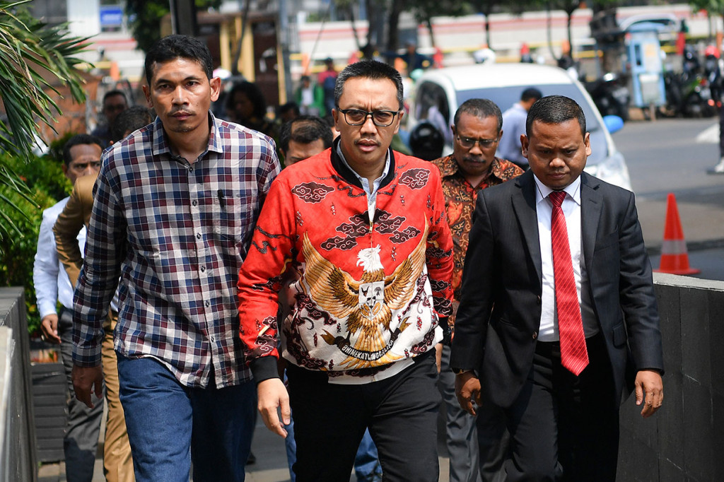 Mantan Menteri Pemuda dan Olahraga (Menpora) Imam Nahrawi (IMR) tiba di gedung KPK, Jakarta pada pukul 10.09 WIB. Imam mengenakan kemeja putih dibalut jaket batik berwarna merah bergambar Garuda Pancasila.
