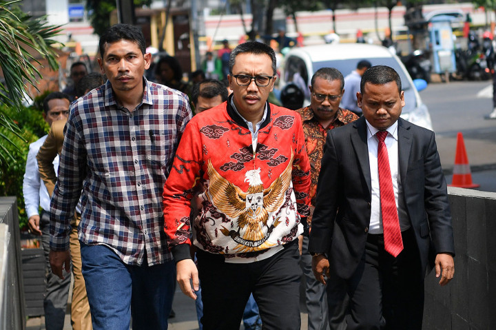 Mantan Menteri Pemuda dan Olahraga (Menpora) Imam Nahrawi (IMR) tiba di gedung KPK, Jakarta pada pukul 10.09 WIB. Imam mengenakan kemeja putih dibalut jaket batik berwarna merah bergambar Garuda Pancasila.