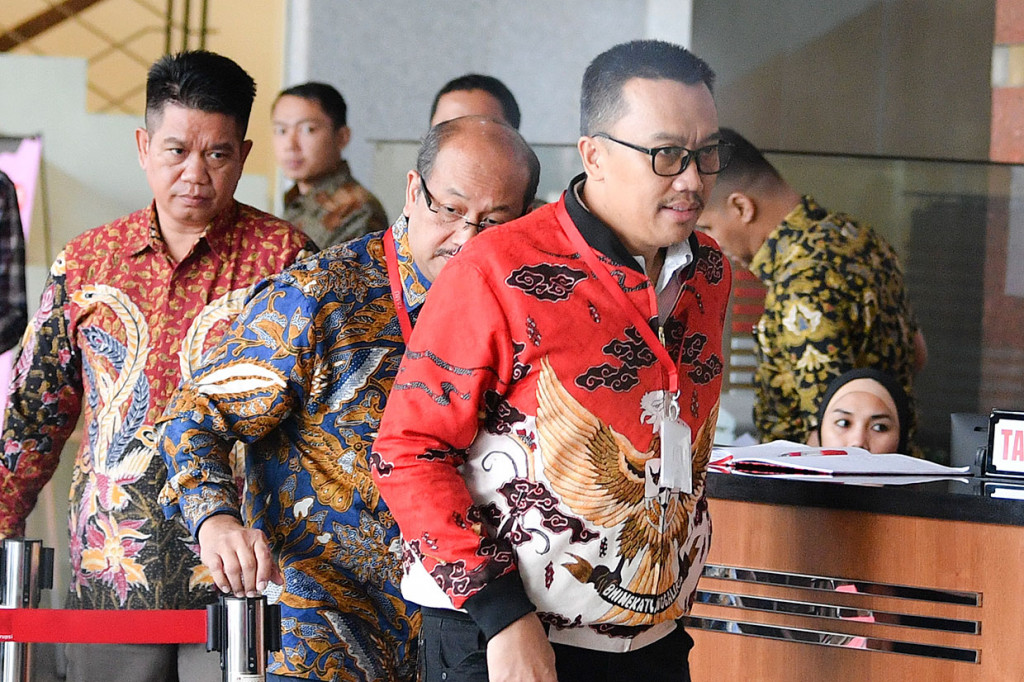 Selain Imam, KPK juga memanggil seorang saksi dalam penyidikan kasus itu dengan tersangka asisten pribadi Imam, Miftahul Ulum (MIU), yakni PNS di Kemenpora Atun. 