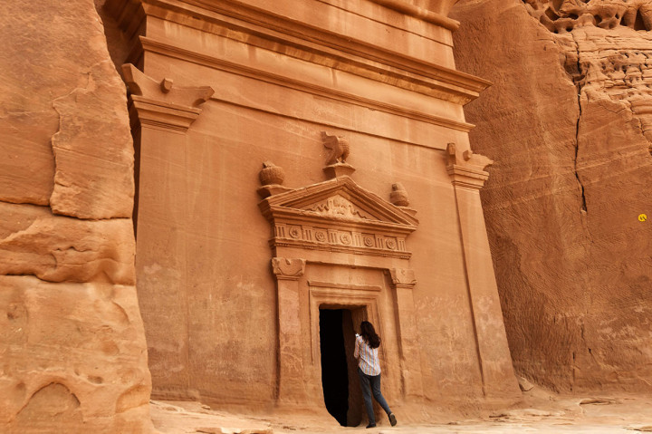 Seorang jurnalis mengambil foto sebuah makam di Madain Saleh, salah satu dari situs Warisan Dunia UNESCO, yang terletak di dekat Kota al-Ula di barat laut Arab Saudi. Arab Saudi akan menerbitkan visa turis untuk pertama kalinya, membuka negara kerajaan tersebut untuk wisatawan, sebagai bagian dari upaya meningkatkan pertumbuhan ekonomi.