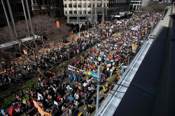 Puluhan ribu pengunjuk rasa melakukan aksi long march ke Gedung Parlemen di bawah Lampton Quay selama aksi protes perubahan iklim di Wellington, Jumat, 27 September 2019.