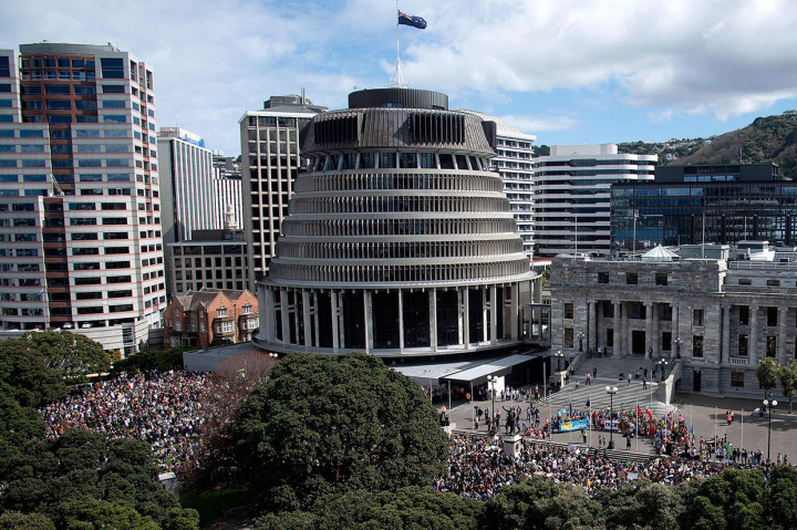 Aksi protes digelar di beberapa kota kecil dan kota besar di seluruh Selandia Baru. Para pelajar membawa spanduk bertuliskan 'Kami bolos pelajaran, sehingga kami dapat mengajari Anda' dan 'Anda tidak becus mengatasi perubahan iklim'. 
